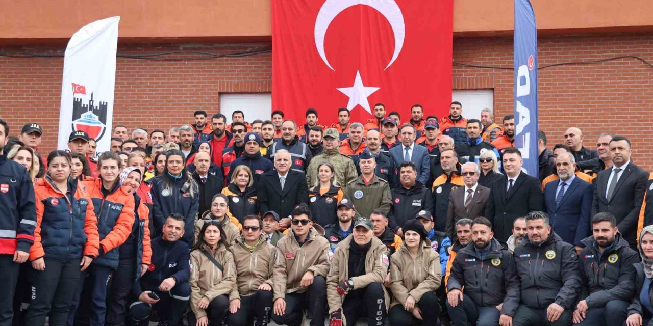 Diyarbakır’da Eğitimlerini Tamamlayan Arama-kurtarma Ekiplerine ‘peç’ Takıldı