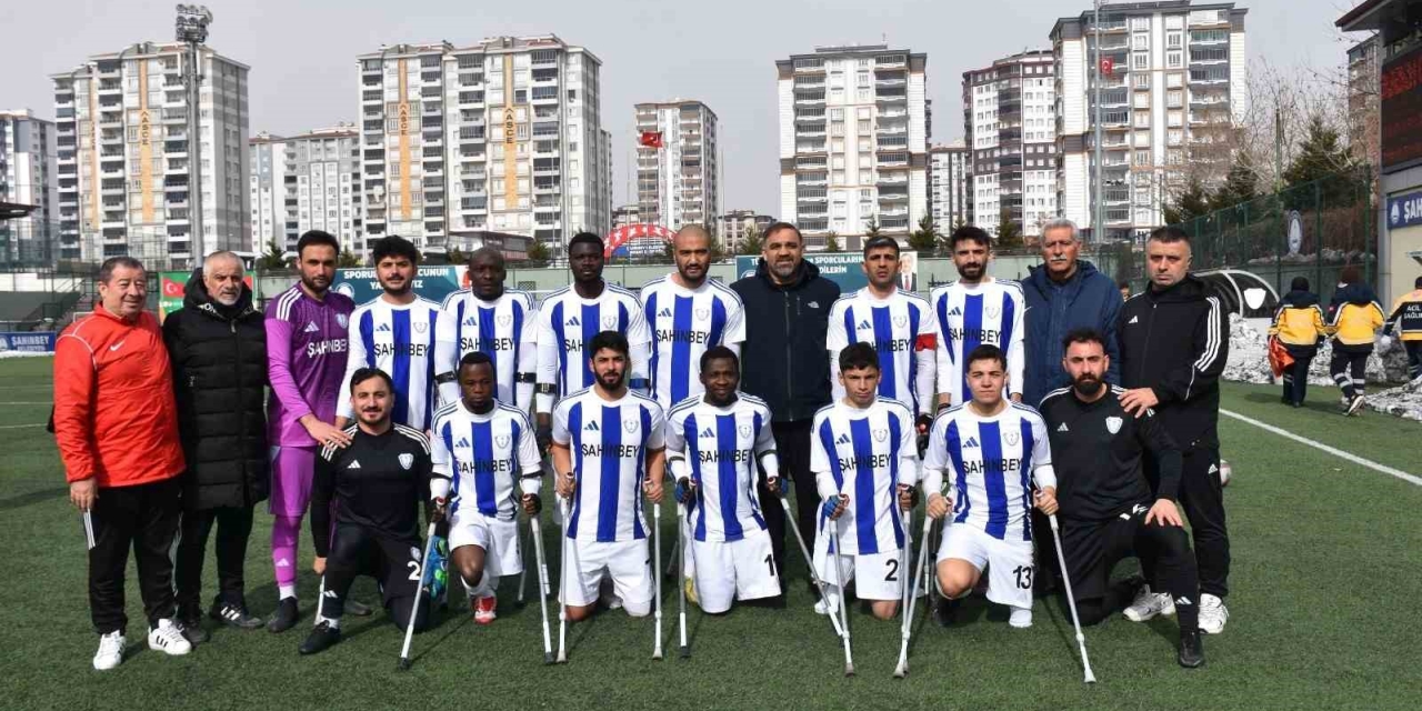 Engellerini Ampute Futbolla Aşıyorlar
