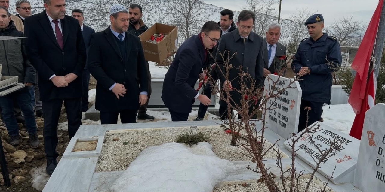 Deprem Şehitleri Kabirleri Başında Dualarla Anıldı