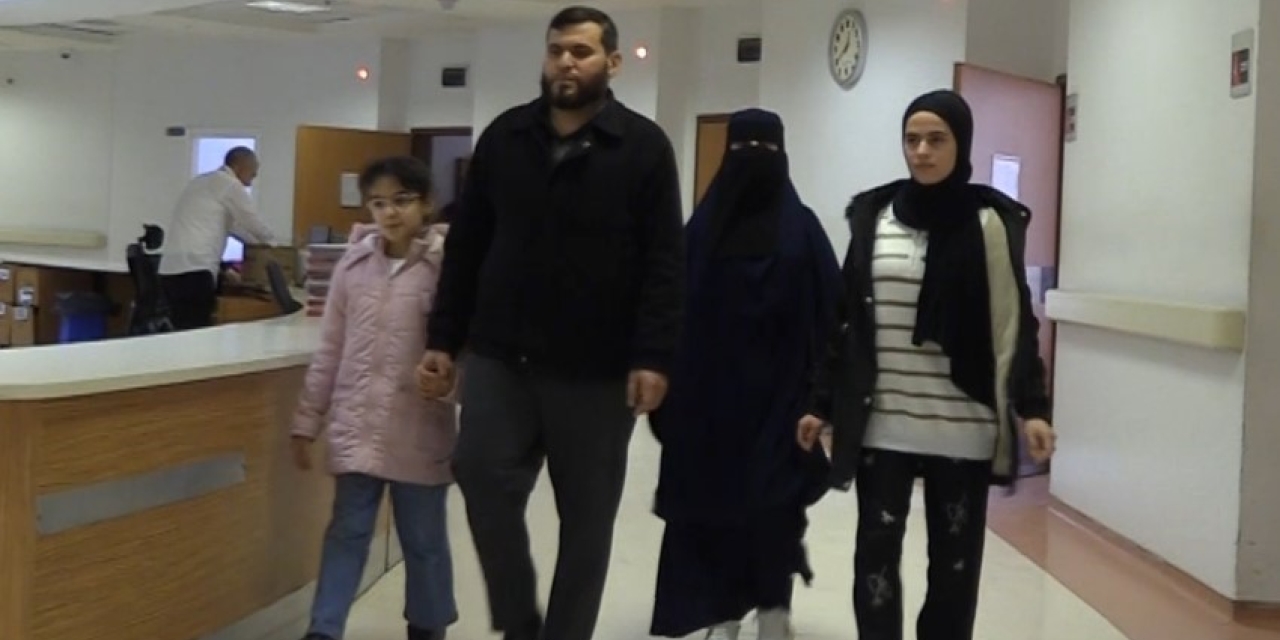 Şanlıurfa’da Yatağa Bağlı Kardeşler Tedavi Sonrası Yürümeye Başladı