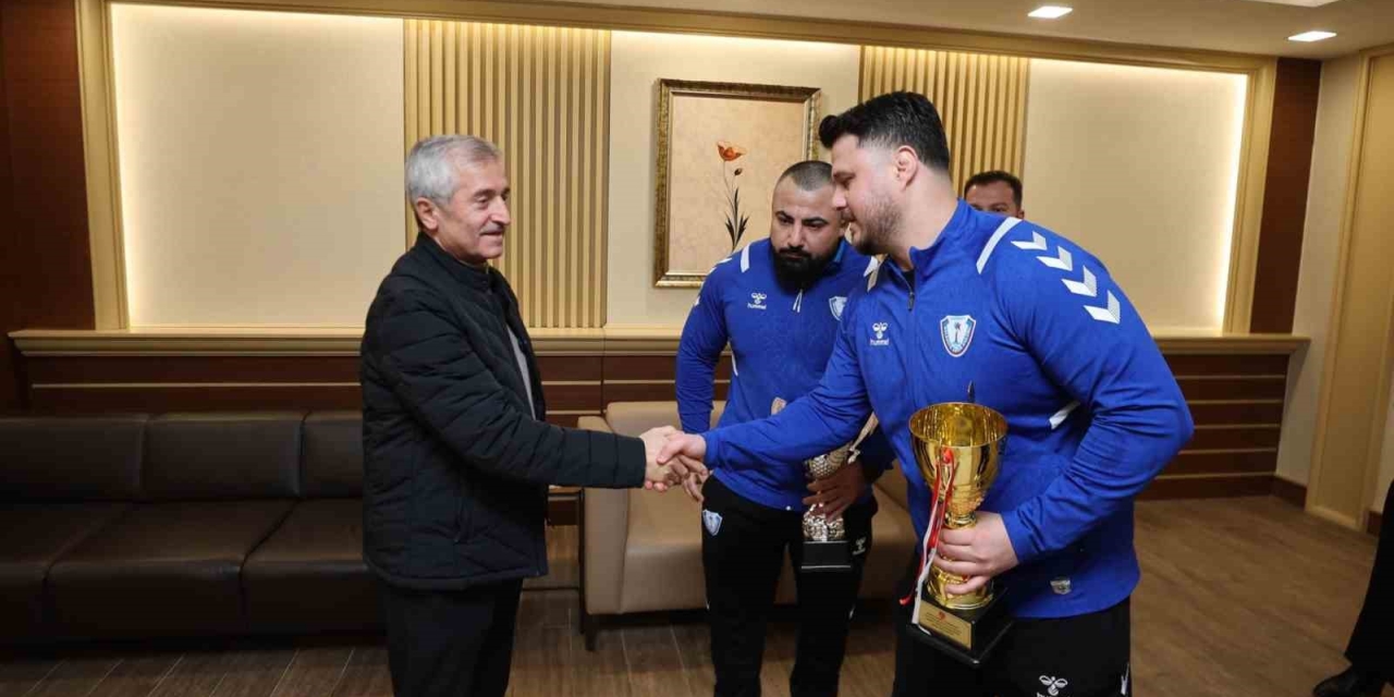 Şahinbey’in Şampiyon Güreşçilerinden Büyük Başarı