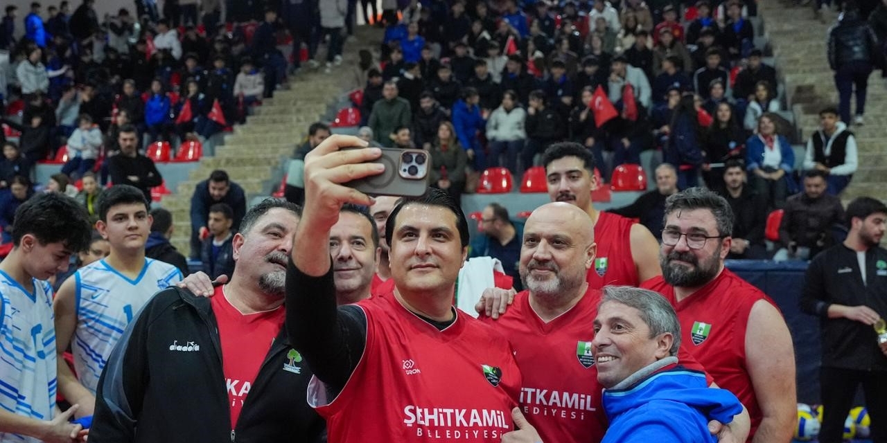 Yılmaz, Parkede Gençlerle Kozlarını Paylaştı