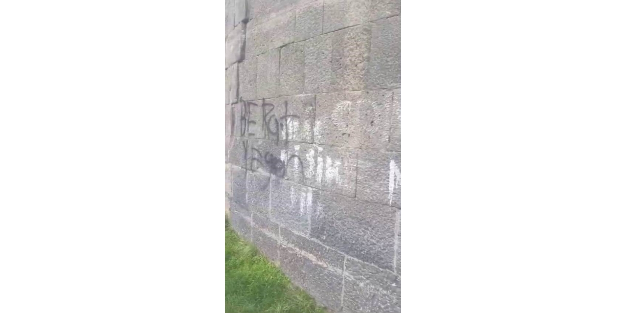 Binlerce Yıllık Surlara Gelişigüzel Yazılar Yazdılar