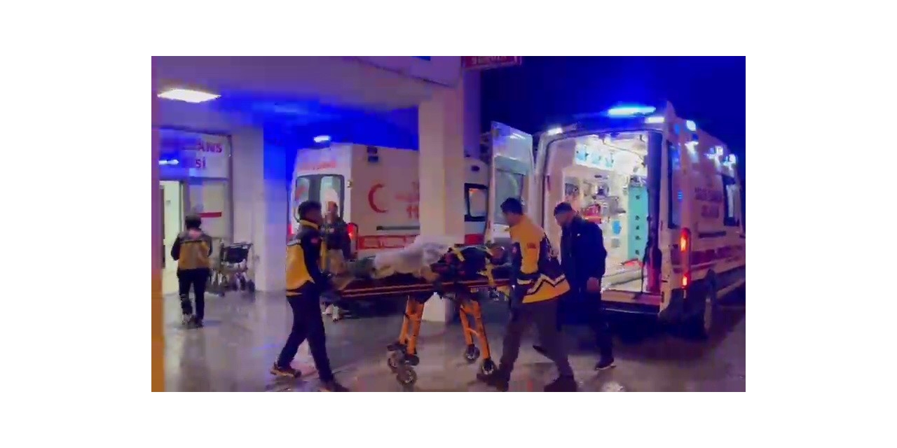 Hafif Ticari Araç Bariyerlere Çarptı: 2 Yaralı