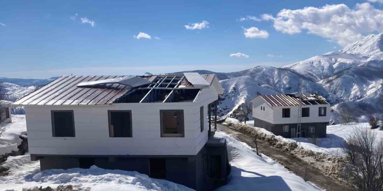 Konutların Çatıları Şiddetli Rüzgara Dayanamadı
