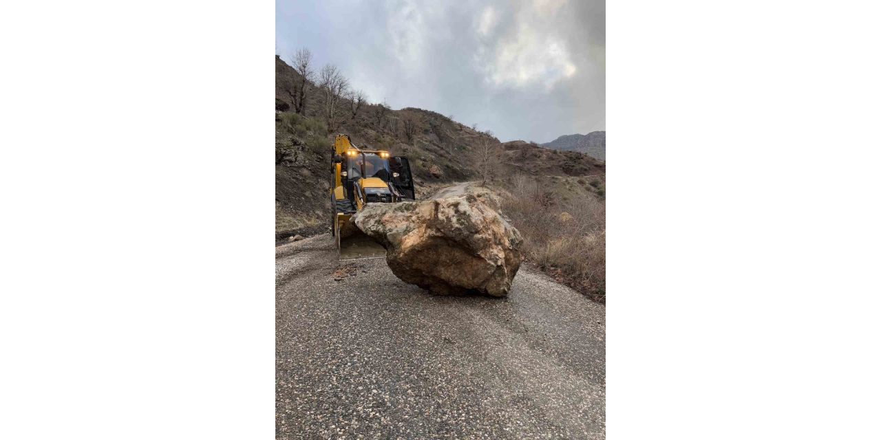 Heyelan Nedeniyle Kapanan Köy Yolu Yeniden Ulaşıma Açıldı