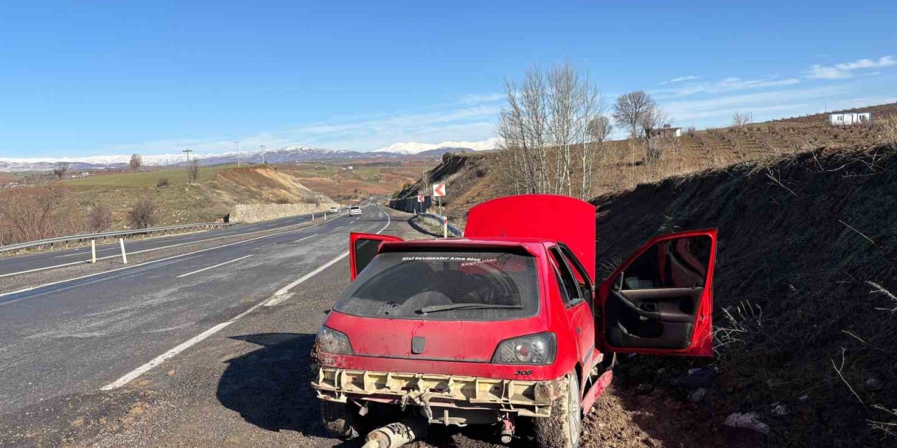 Yolda Oluşan Çukur Kazaya Neden Oldu: 2 Yaralı