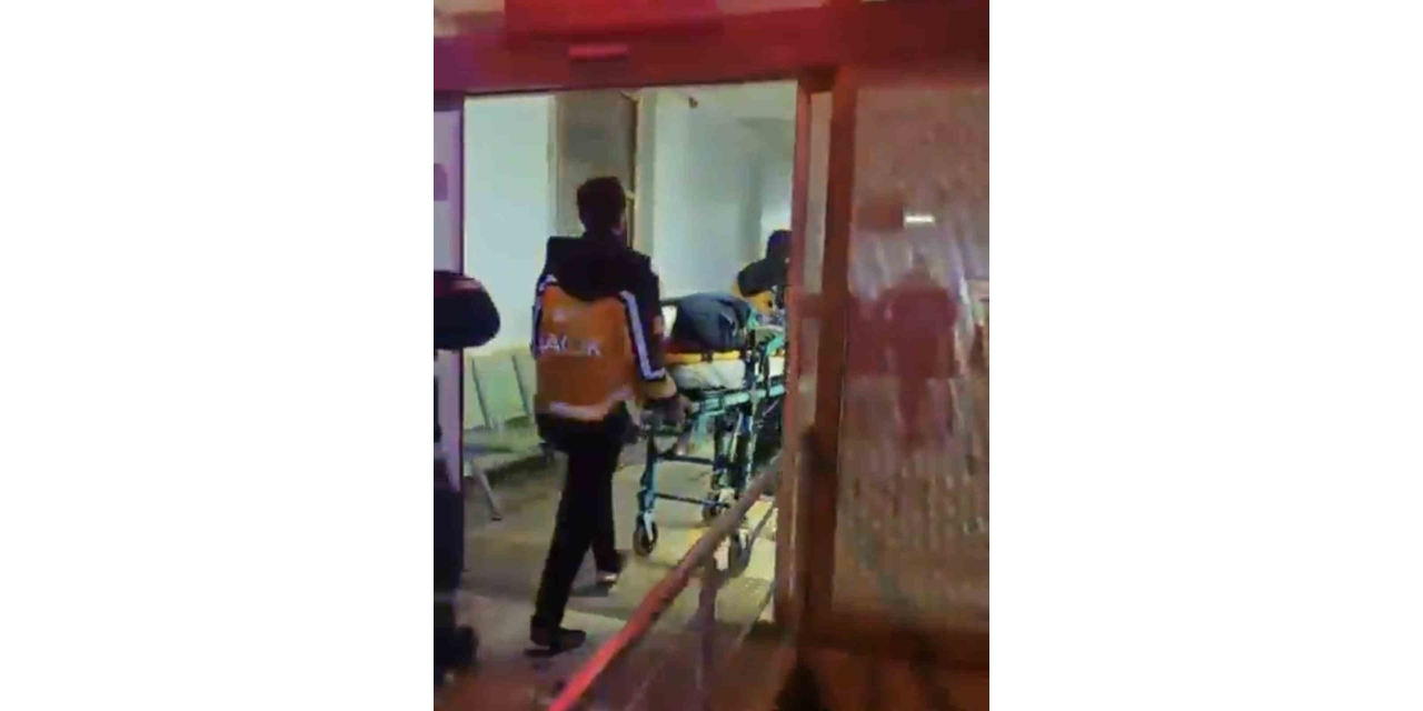 Kamyonet Şarampole Yuvarlandı: 5 Yaralı