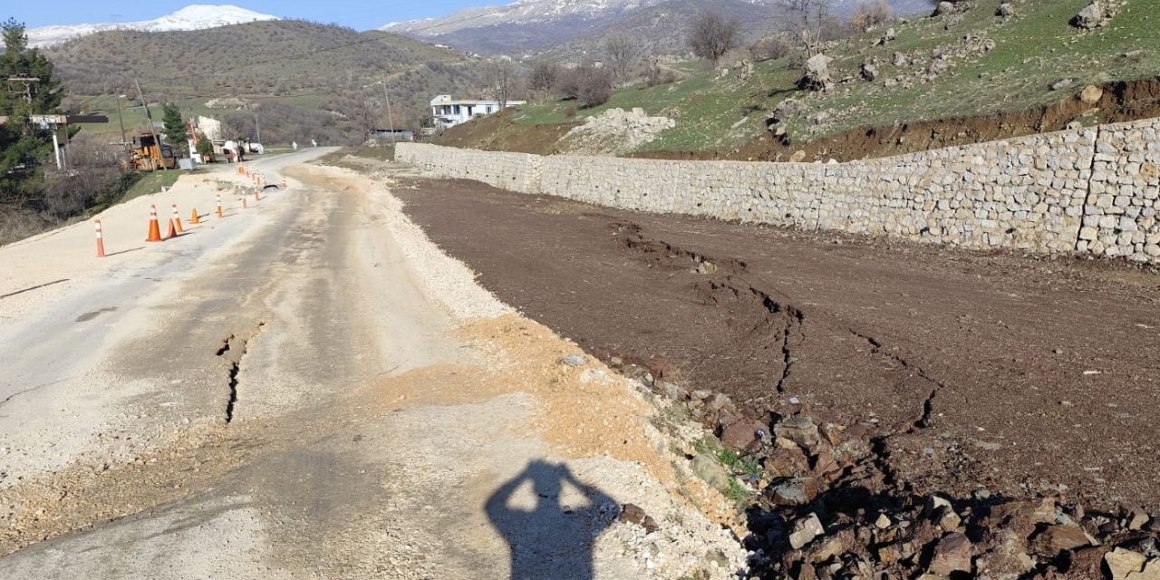 Gerger-kahta Yolunda Heyelan