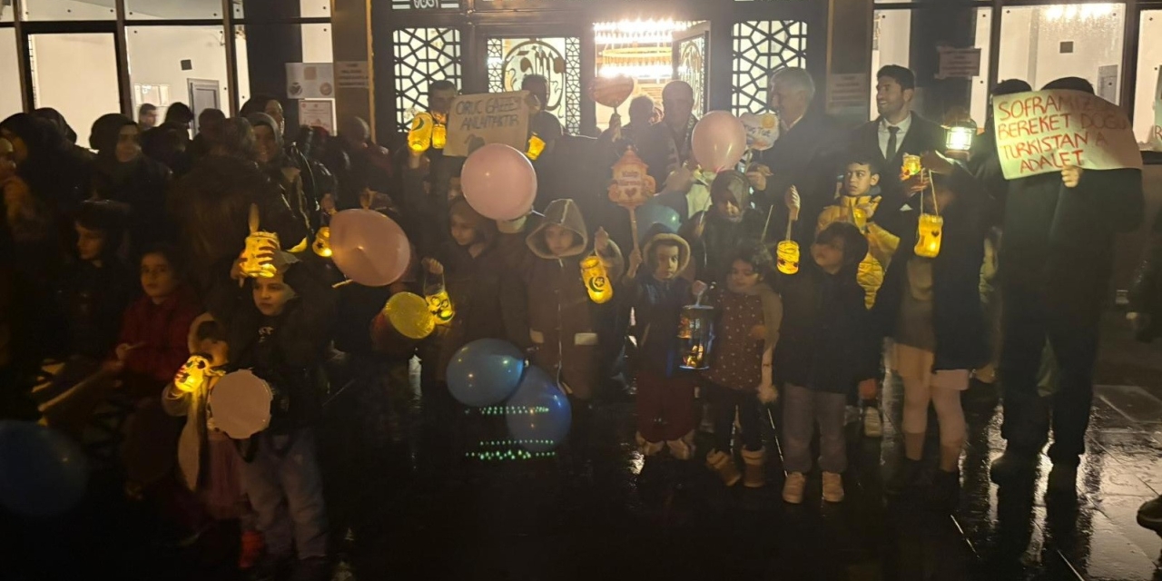 Kahta’da Çocuk Fener Alayı Yürüyüşü Coşkuyla Gerçekleşti