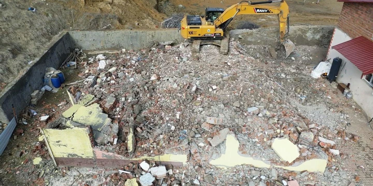 Çelikhan’da Hasarlı Binaların Yıkımı Sürüyor