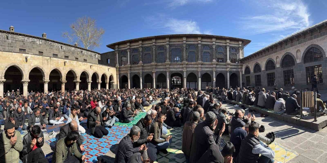 İslam Aleminin 5. Harem-i Şerif’inde Binlerce Kişi Ramazan Ayının İlk Cuma Namazında Saf Tuttu