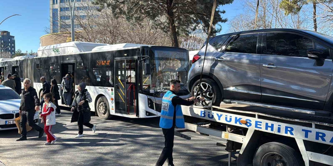 Diyarbakır’da Durak Önlerine Park Eden Araçlar Çekildi
