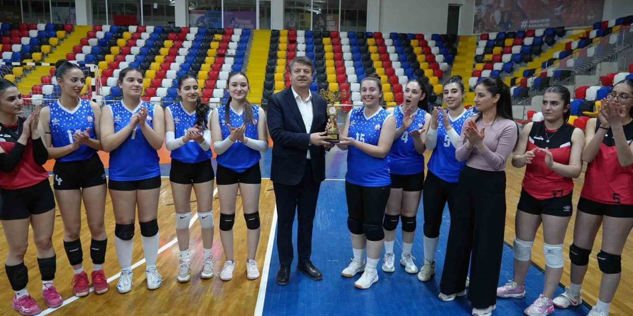 Kadın Voleybol Takımı Namağlup Şampiyon Oldu