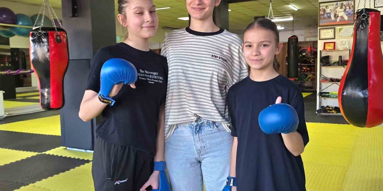 Milli Sporcu Kızılaslan, Minik Karatecilerle Bir Araya Geldi