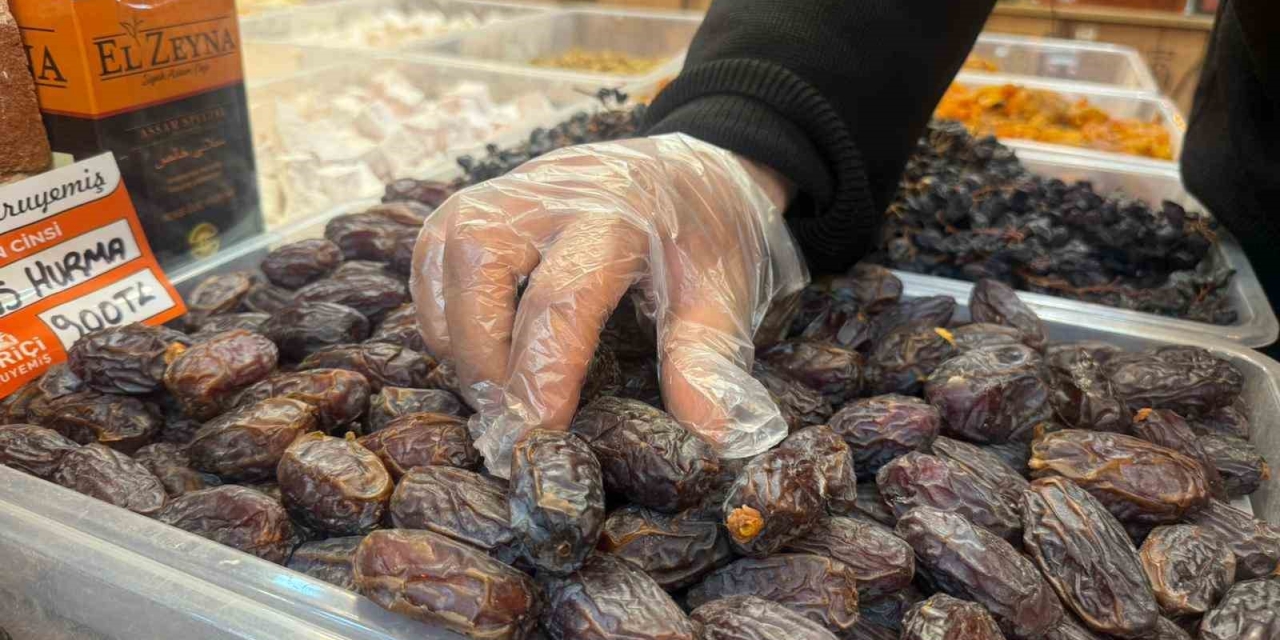 Diyarbakır’da Ramazan Ayında ’hurma’ Tezgahlarına Yoğun İlgi