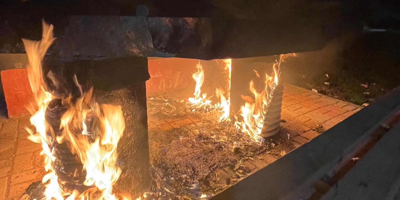Kahta’da Parktaki Bank Ateşe Verildi
