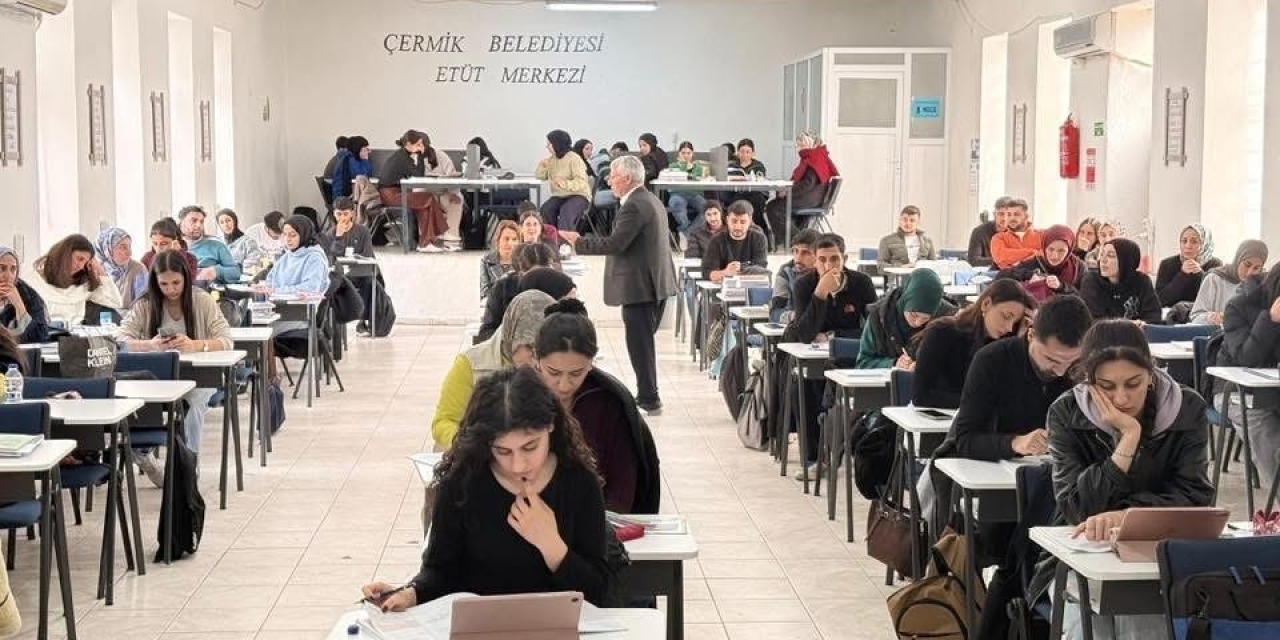 Başkan Karamehmetoğlu, Belediye Etüt Merkezinde Öğrencilerle Bir Araya Geldi