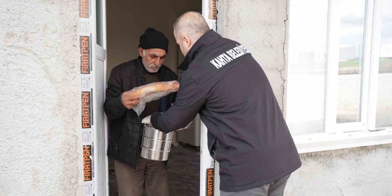Belediyenin Sıcak Yemek Hizmeti Devam Ediyor