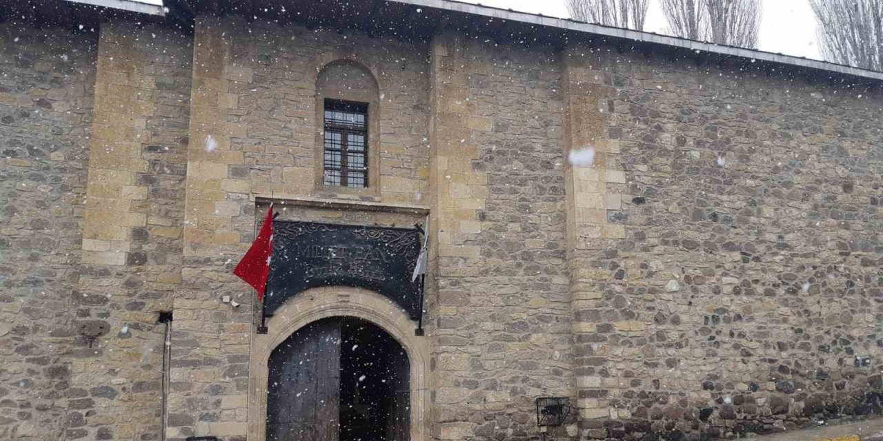 Yaklaşık 200 Yıllık Han, Zamana Direniyor