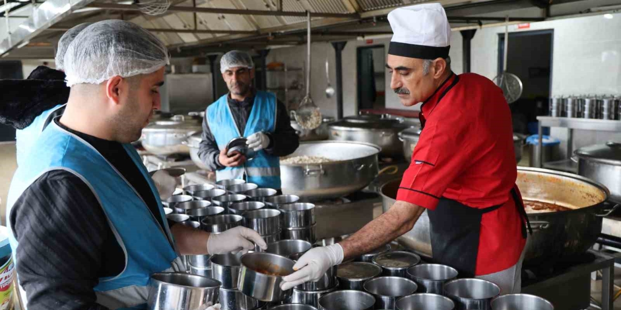 Hükümlülerce Hazırlanan İftar Yemeği 3 Bin Kişiye Ulaştırılıyor
