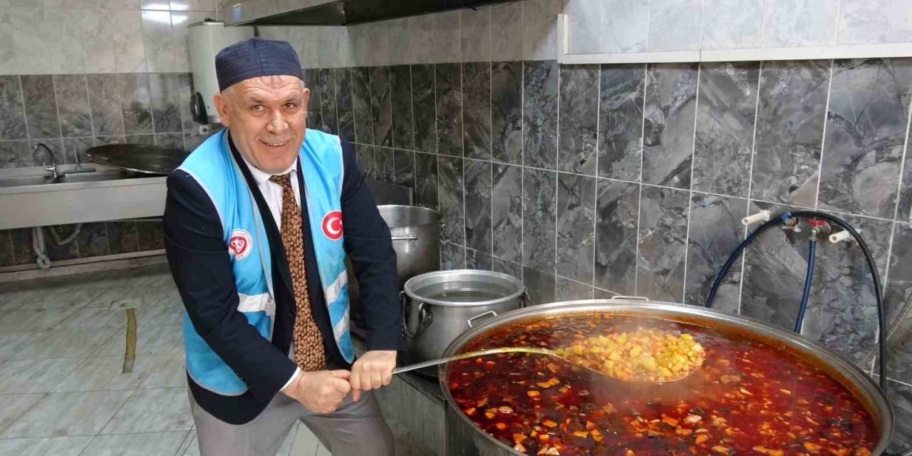 Cami Cemaatinin Dayanışmasıyla Günlük Bin 500 Kişiye İftar Veriliyor