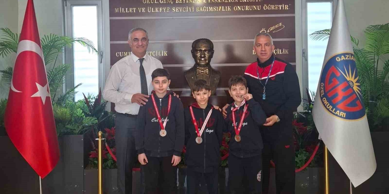 Paletli Yüzme Şampiyonasına Gkv Özel Okulları Damgası