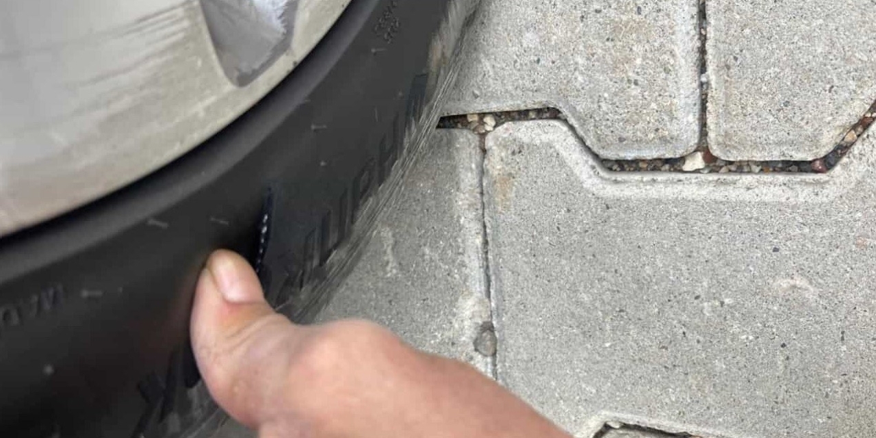 Park Halindeki Aracın Lastikleri Kesildi
