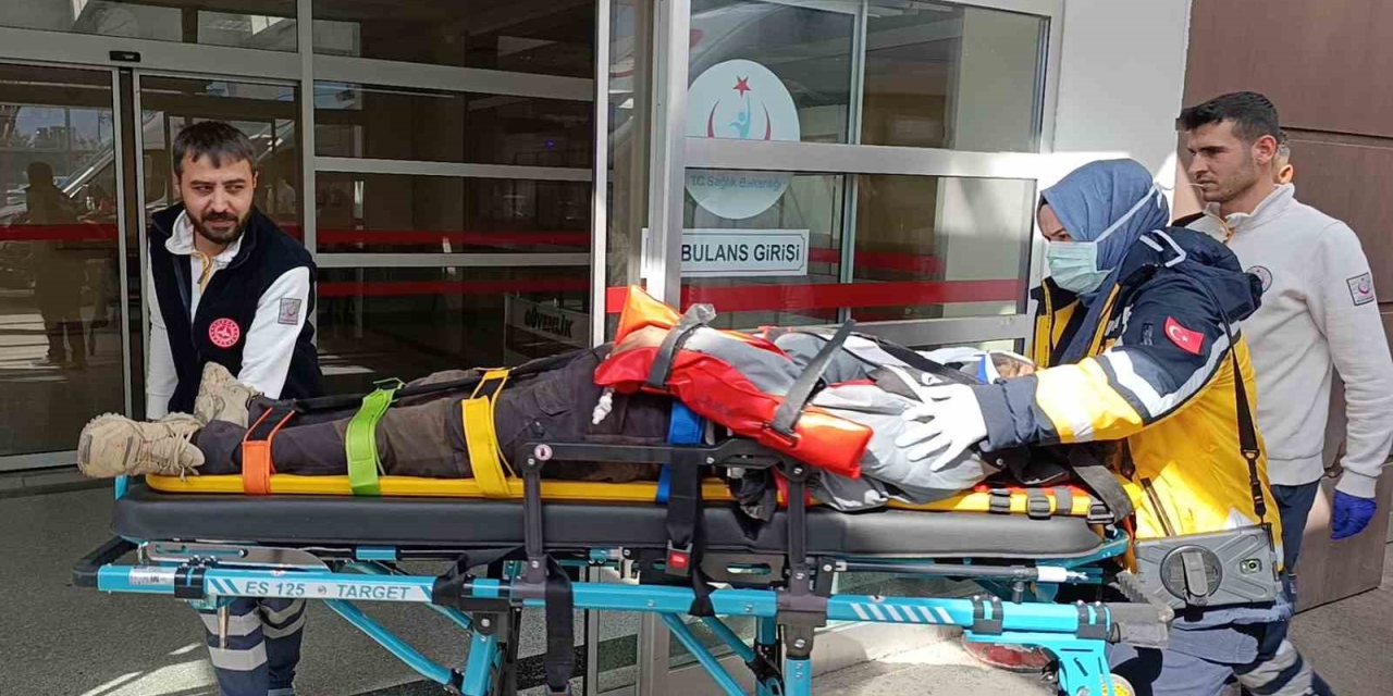 Otomobil Reklam Direğine Çarptı:3 Yaralı