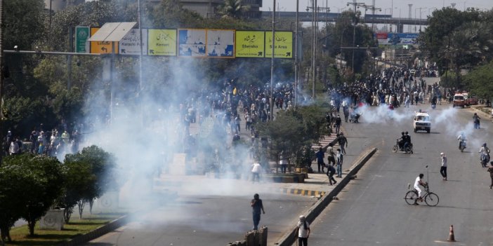 Pakistan'da ABD Büyükelçiliği önünde protesto: 8 ölü