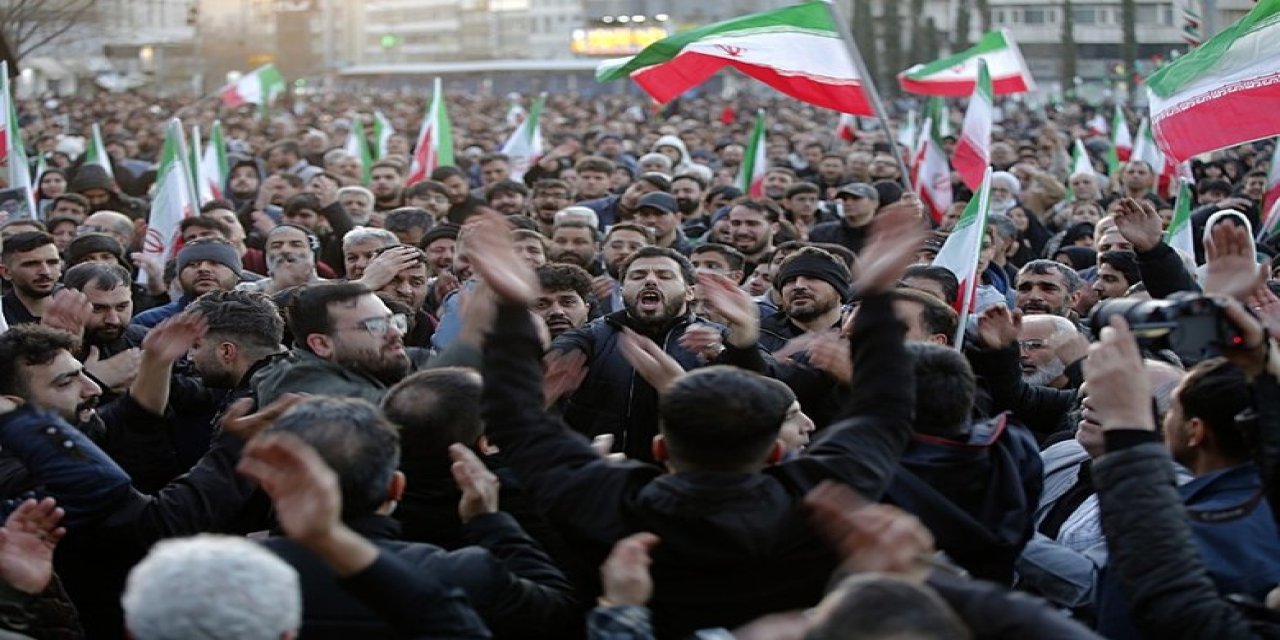 İran'da Hamaney'in ölümünün ardından yüz binler sokakta