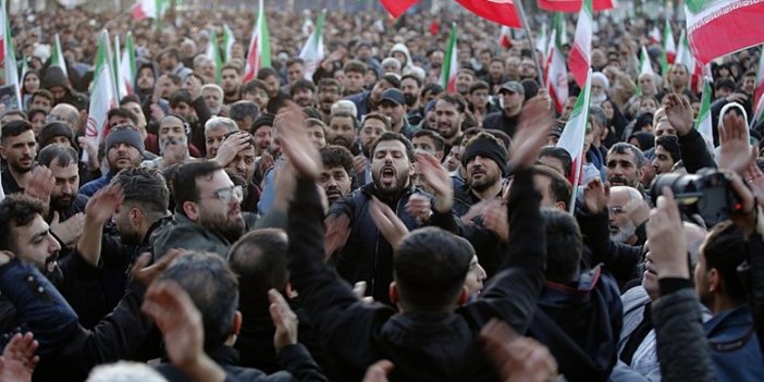 İran'da Hamaney'in ölümünün ardından yüz binler sokakta