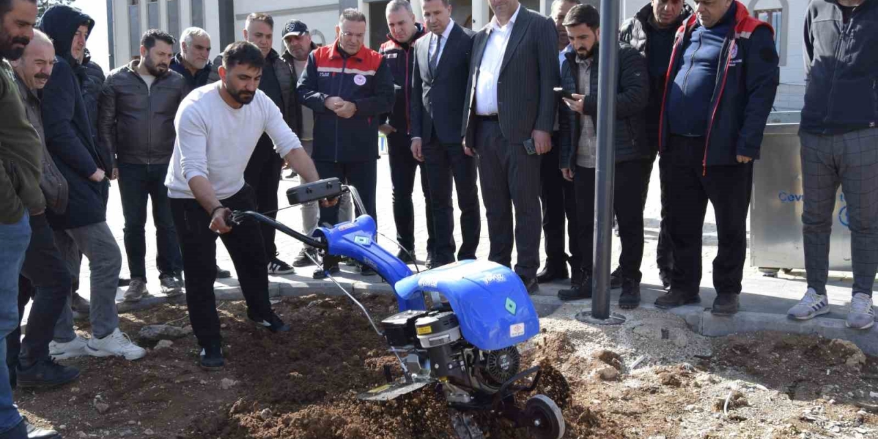 Dicle’de Modern Bağcılığa Yönelik Çiftçilere Tarım Aletleri Dağıtıldı