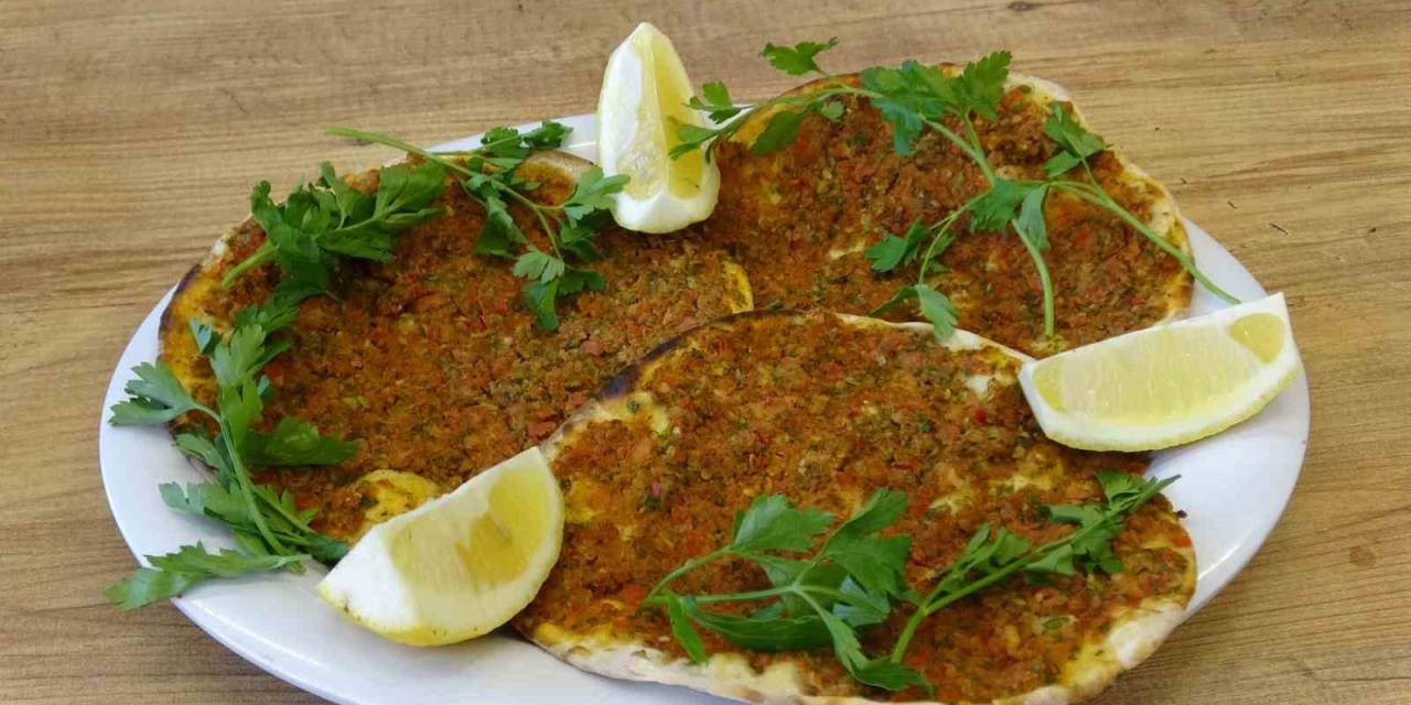 Gaziantep’te Ab Tescilli Lahmacun Sarımsaklı Ve Sebzeli Yapılıyor