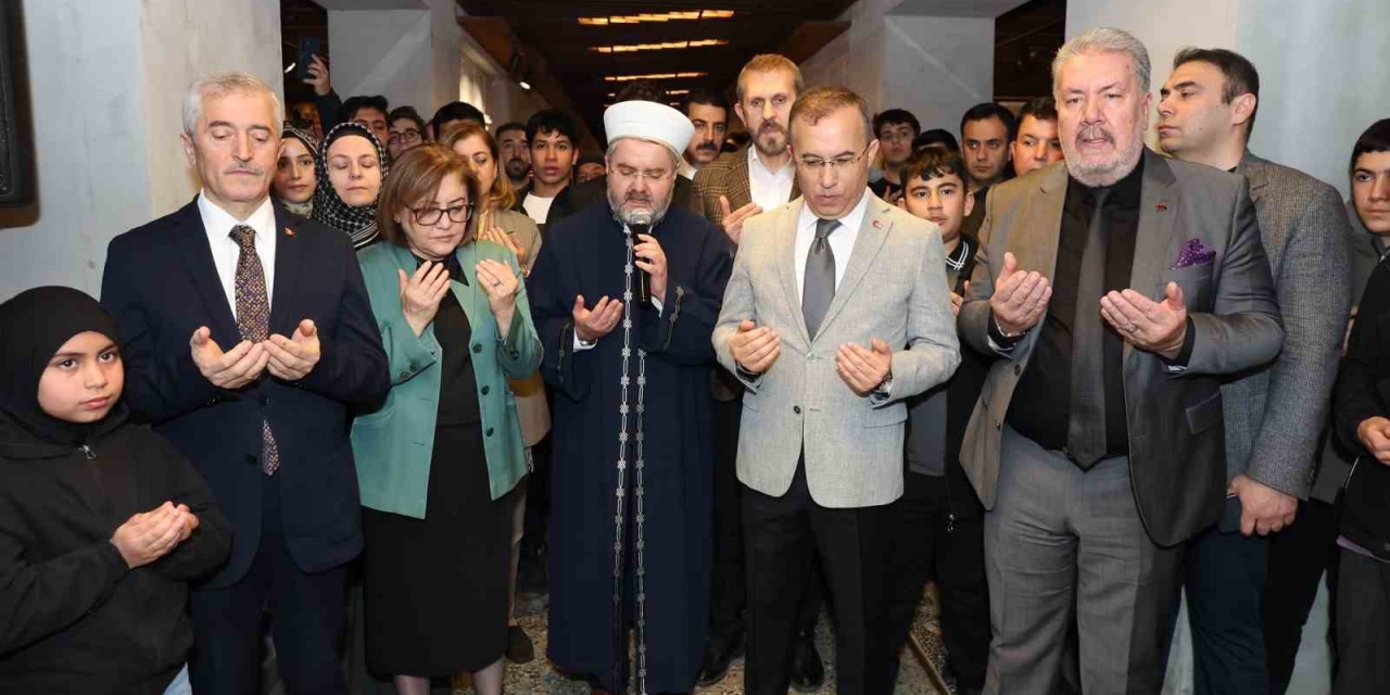 Gaziantep Büyükşehir Ev Sahipliğinde Mukaddes Emanetler Sergisi Vatandaşlarla Buluştu