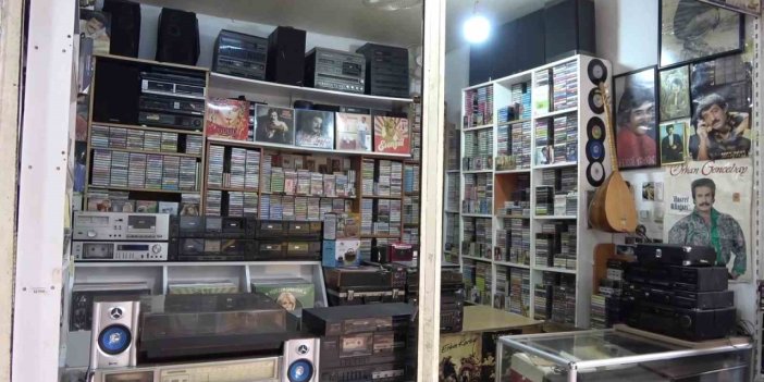 Emekli Olunca Evdeki Kaset Ve Plaklarla İş Yeri Açtı