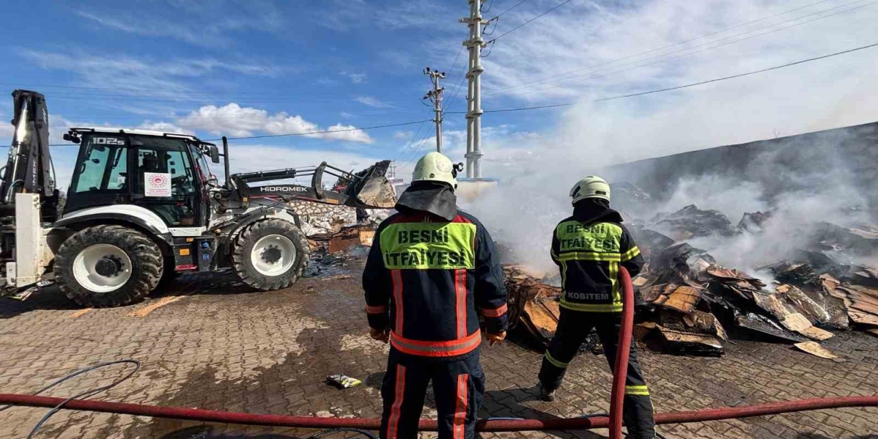 Besni’de Tütün Fabrikasında Korkutan Yangın