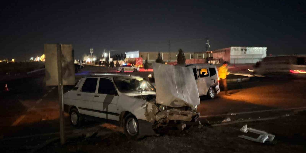 Şanlıurfa’da Hafif Ticari Araç İle Otomobil Çarpıştı: 5 Yaralı