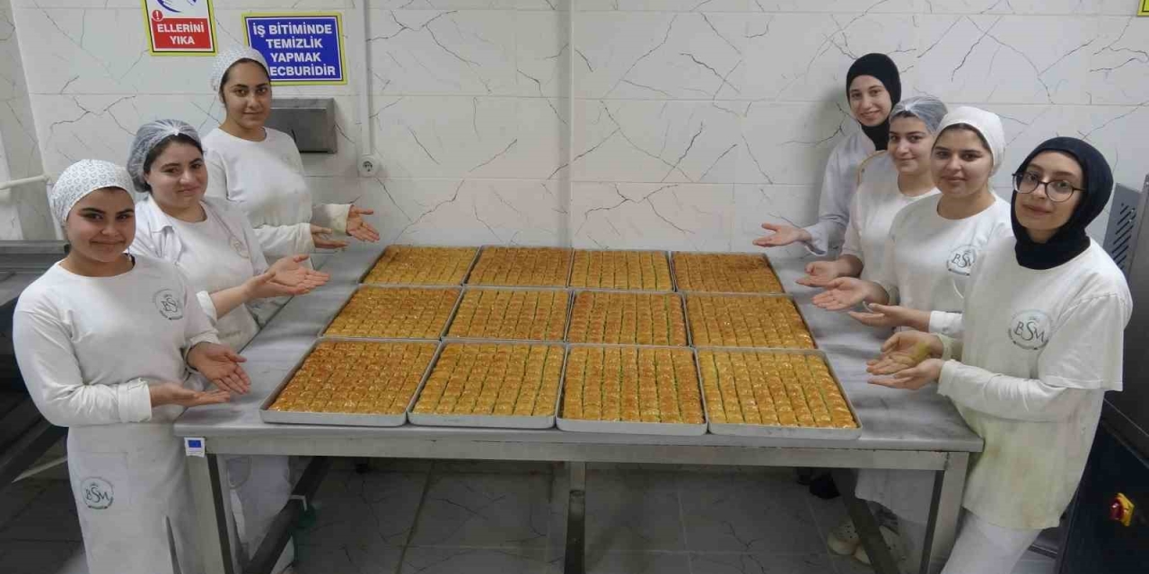 Meslek Liseli Kızların Ramazan’da Baklava Mesaisi