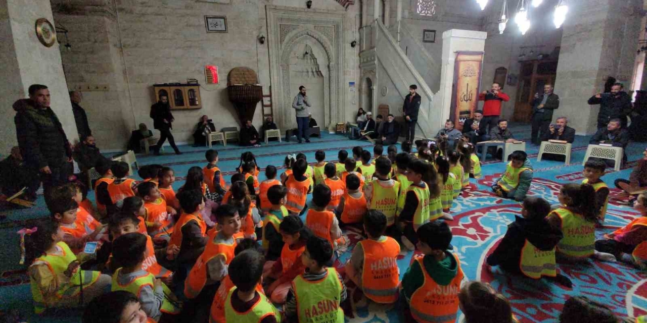 Asırlık Camide Yaşlılara Anlamlı Ziyaret