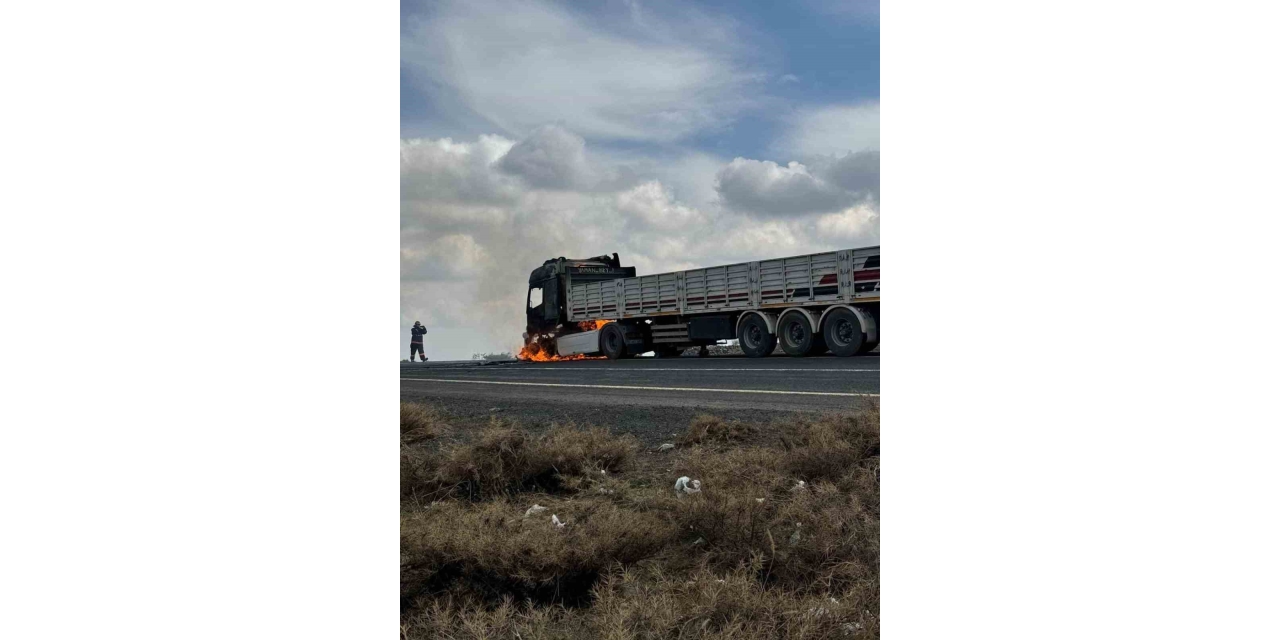 Diyarbakır’da Seyir Halindeki Tır Alev Aldı