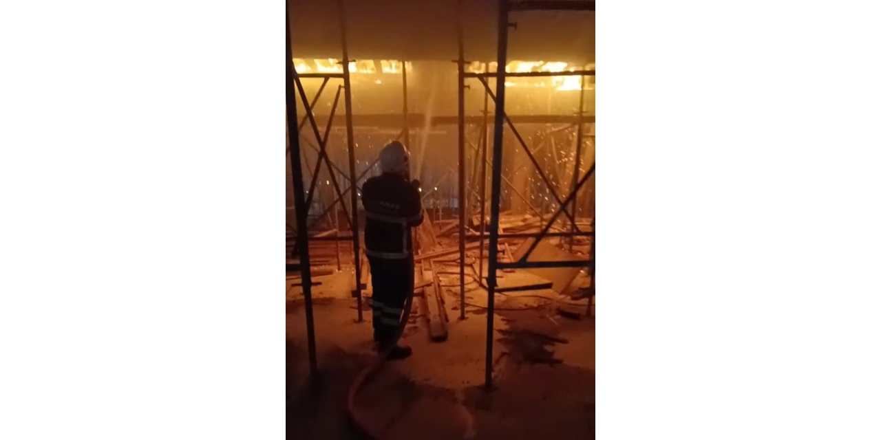 İnşaat Halindeki Binanın Çatısında Korkutan Yangın