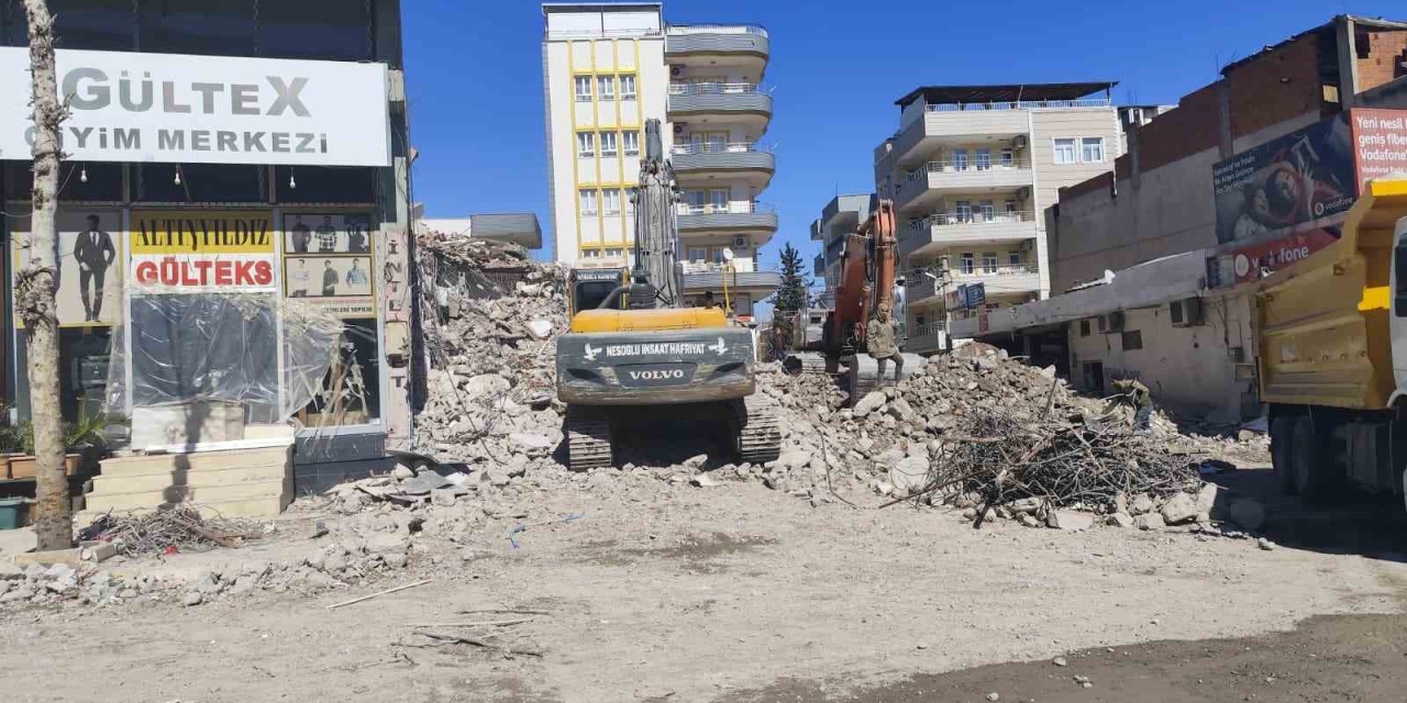 Kahta’da Yıkım Molozları Esnafı Mağdur Ediyor