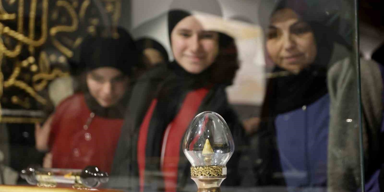 Gaziantep Büyükşehir Ev Sahipliğinde Mukaddes Emanetler Sergisi’ne Yoğun İlgi