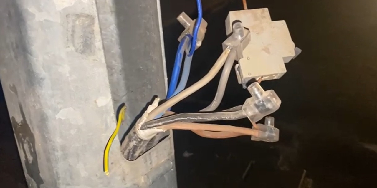 Cadde Ve Sokak Aydınlatmaları İçin Kurulan Direklerden Evlere Kaçak Elektrik Hattı Çektiler