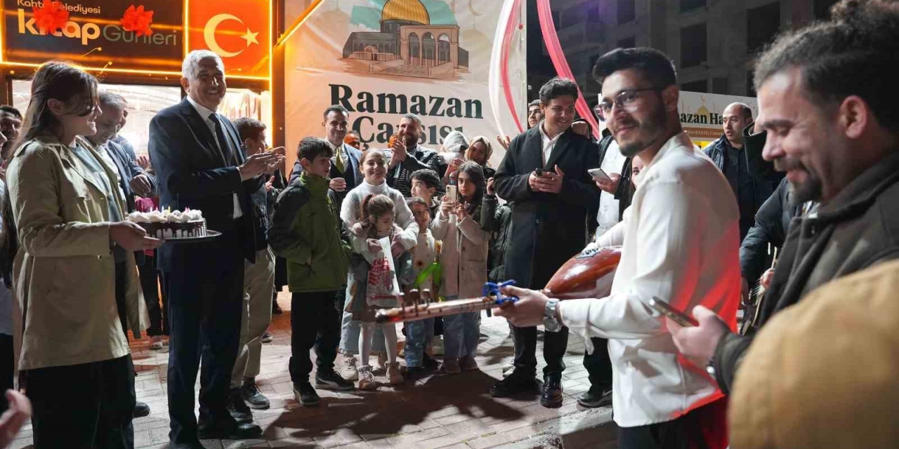 Başkan Hallaç’a Ramazan Çarşısı’nda Sürpriz Doğum Günü Kutlaması