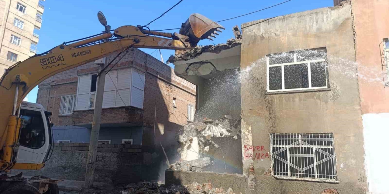 Diyarbakır’da Tehlike Saçan Metruk Yapılar Yıkılıyor