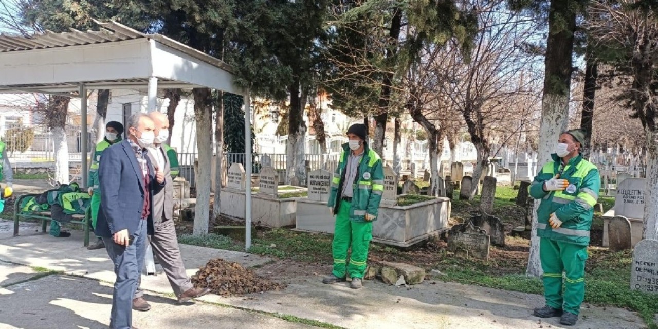 Mezarlıklarda Bakım Ve Temizlik Yapıldı