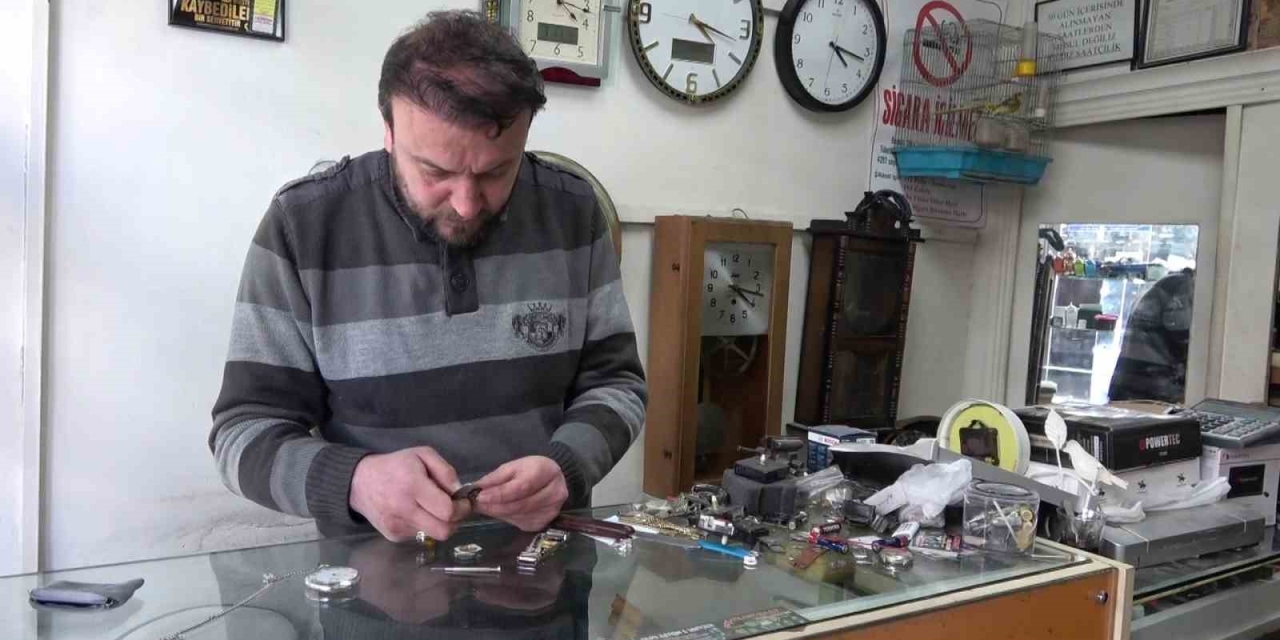 Saatleri 04.17’ye Ayarlayan Esnafın Deprem Hatırası