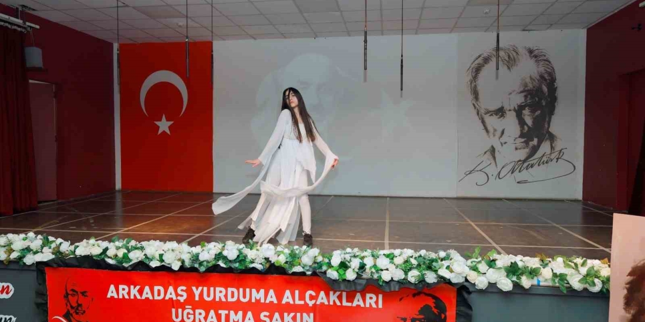 Gaziantep Kolej Vakfı Özel Okulları Öğrencileri Bayrak Alkışı